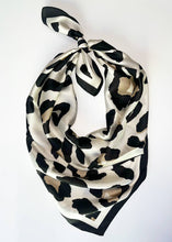 Load image into Gallery viewer, LEOPARD PRINT SCARF